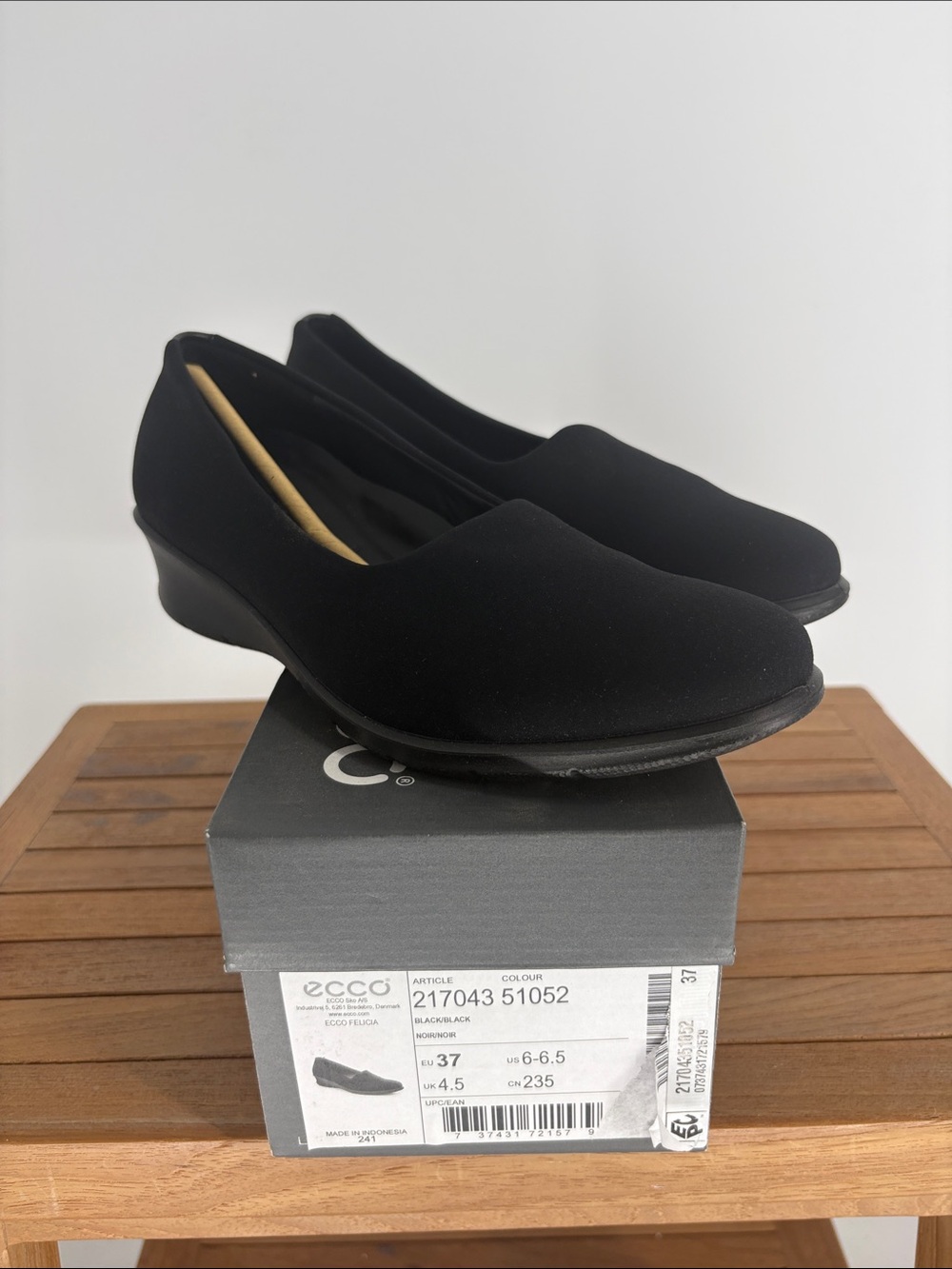 New ECCO FELICIA Women's Black Slip-On Comfort Flats SIZE 6-6.5 - Picture 2 of 8